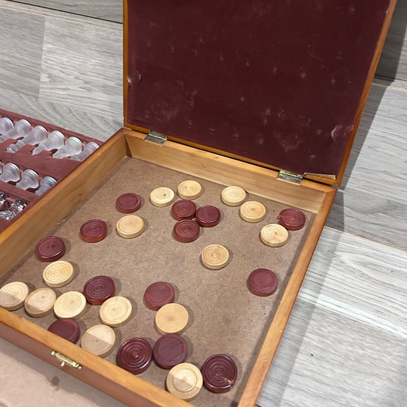 Glass chess set with wooden case and mirror playing board. Checkers included - Picture 7 of 7